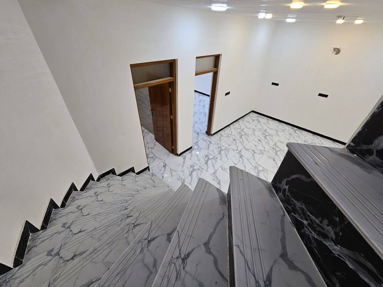 ❗️❗️ بيت العمر ❗️❗️

🏠 بيت للبيع مساحة 200 متر بناء 2024 حديث فخم درجه اولى 🏠 

🔖البيت مطلوب اسكان وسعره جدا مناسب 

📍 البيت بأسم شخص واحد طابو صرف منطقة راقية كاملة الخدمات خلف التجاري شارع 30 موقع حرف T 📍

🗺 واسط - الكوت - حي الحوراء الثانيه - شارع الكفاح. 🗺

للاستفسار اكثر التواصل ع الرقم ***********  اتصال فقط، رجاءا بدون خاص
