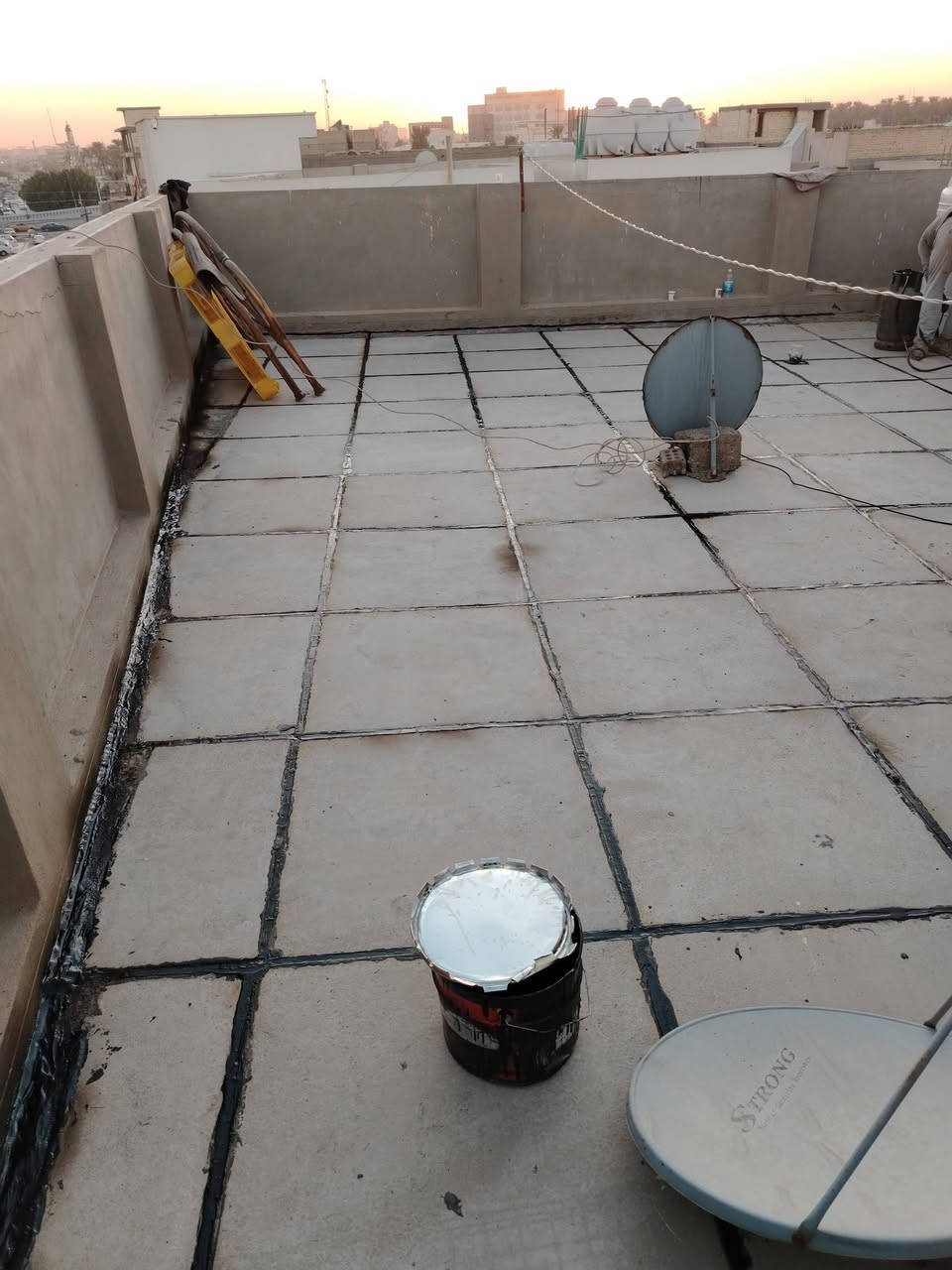 يا اللة سلام عليكم خلفة ماستك اعادة او اشيل القديم اضيف مكانة تزفيت صطوح شقل درجة أولى سعر المتر كرستة عمل كلهة وراي سعر المتر 2000 الفين دينار وذا بيت مساحتة جبيرة بية مجال اتصل وتدلل ***********
