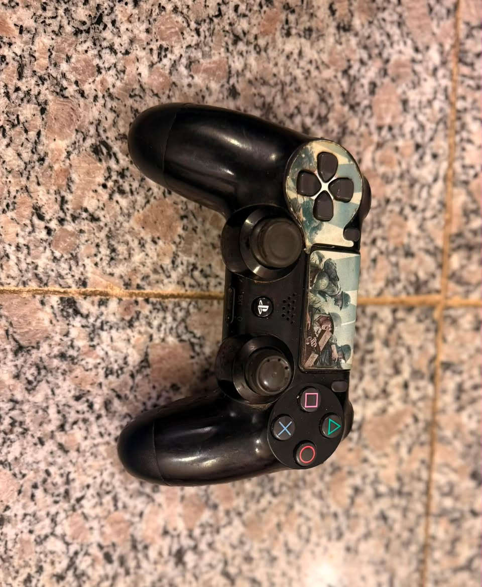 بلايستيشن 4 سليم 1TB مهكر 🎮
* الموديل: PS4 Slim
 * النظام: مهكر أصدار 13 (تهكير نوع CD)
 * المساحة: 1 تيرابايت (1000GB)
 * الحالة: الجهاز مفتوح لمجرد تبديل الهاردسك فقط، وشغال بشكل ممتاز 100%
 * الملحقات: يدة تحكم واحدة + قاعدة شحن لليدات
السعر: 275 ألف (وبيه مجال بسيط للشراي الجاد) 💰
📍 المكان: بغداد / الحرية
📲 للتواصل أو الاستفسار: خاص أو واتساب / اتصال على ***********
