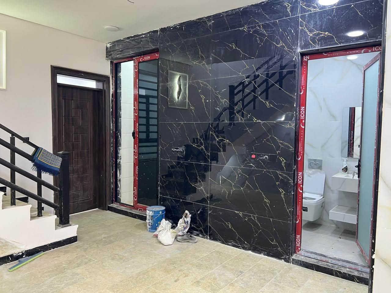 بيت للبيع مساحه100متر طابقين
3 غرف نوم. مع استقبال وحولي ومطبخ 
2 وحدات صحيه مع بيتونه وسطح 
بناء درجه اولى. ابواب تركيه باب قاصه ديكورات. ارضيه مرمر  تسليم مباشر
البوعيثه مجمع السلطان الاول. ثاني فرع عن شارع عرب جبور 
***********
***********
