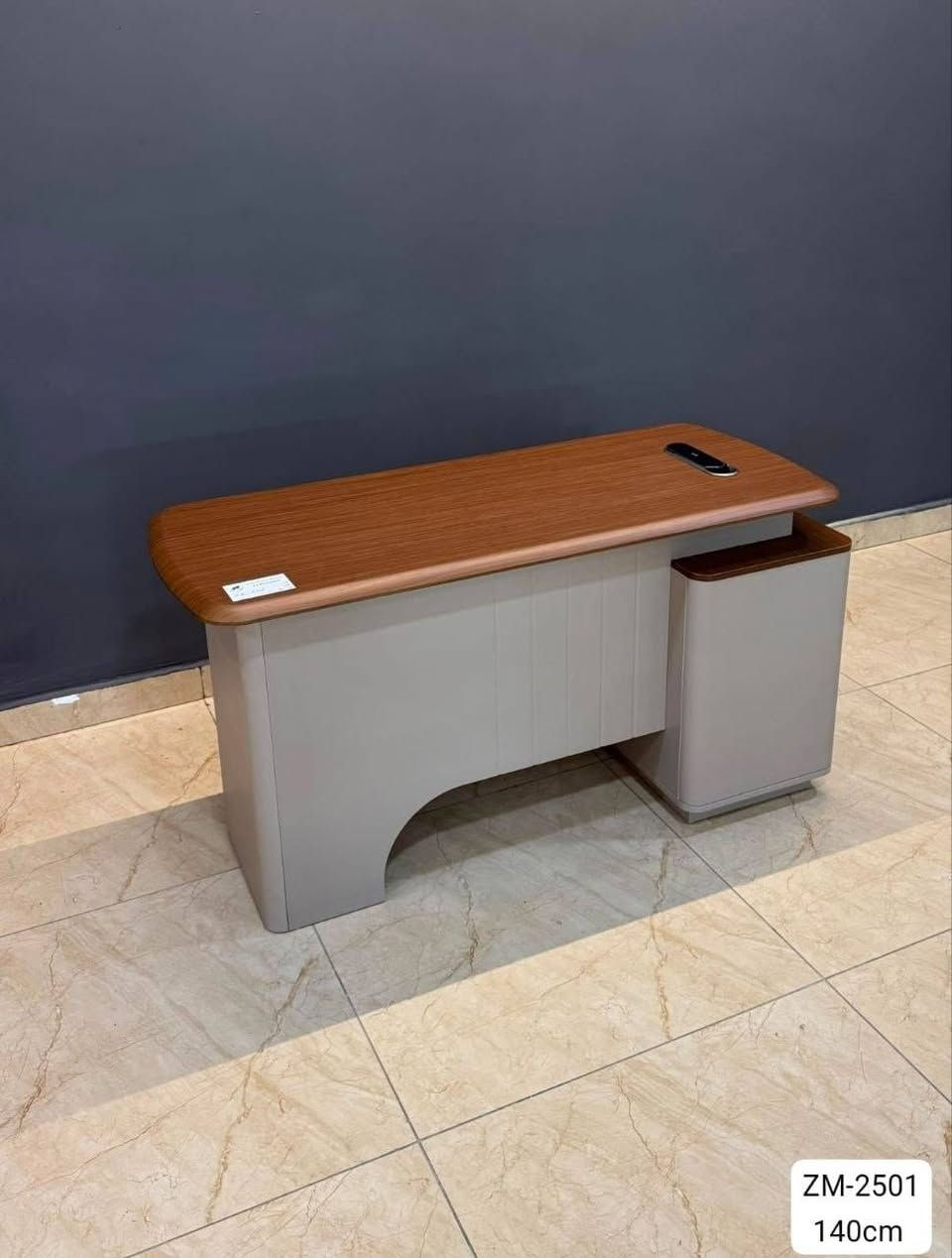 ميز مكتب متوفر بقياسات 
قياس 120سم 
قياس 140 سم 
توصيل داخل بغداد مجاني 
اطراف 10
محافظات 20
***********واتساب
