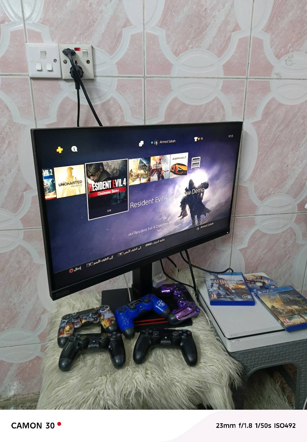 🎮 عرض كيمجي متكامل ومميز للبيع! 🔥
​بلايستيشن 4 سليم (PS4 Slim) سعة 1 تيرا مع الشاشة، الألعاب، و5 جوجستكات (أجهزة تحكم)! جهاز نظيف جداً وأخو الجديد (بدون كارتونة)، ومعروف بكامل ملحقاته والكابلات والدجتل.
​📋 تفاصيل العرض الكاملة:
​الجهاز: بلايستيشن 4 سليم بذاكرة 1 تيرا (1TB).
​أجهزة التحكم: 5 جوجستكات متوفرة مع الجهاز.
​الأقراص المادية: 3 أقراص ألعاب متضمنة في العرض.
​الشاشة: شاشة ألعاب متحركة
 (بلازما) واضحة وممتازة ملحقة مع الترتيب الكامل للكابلات.
​الألعاب الرقمية المثبتة (كما تظهر في الفيديو):
​Little Nightmares & Little Nightmares II
​Asphalt Legends
​Assassin's Creed Origins
​Battlefield 4 & Battlefield 1
​Destiny
​eFootball
​Fall Guys
​Far Cry 6
​Fortnite
​Moto Racer 4 Demo
​Resident Evil 2 (R.P.D. Demo)
​Resident Evil 3 Demo
​Resident Evil 4 (Chainsaw Demo)
​Resident Evil Revelations 2
​Roblox
​Street Fighter 6 Demo
​Tom Clancy's Rainbow Six Siege
​Uncharted: The Nathan Drake Collection
​💰 السعر الإجمالي: 300,000 دينار عراقي فقط للبليستيشن مع الشاشة والـ 5 جوجستكات وكافة الملحقات.
​📞 للتواصل والاستفسار:
متواجد للرد على (واتساب فقط) عبر الرقم:
*********** عنوان بغداد الكرخ بغداد.