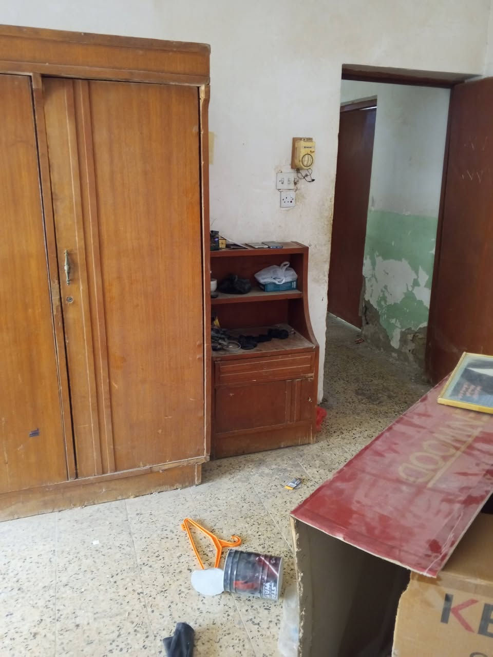 السلام عليكم كنتور أربع أبواب مع زاويه مع إثنين كوميديات 
ميز حديد تسكام 
طول إثنين متر 
عرض متر 
مكاني داموك   ***********
مستعجل على بيعهن
