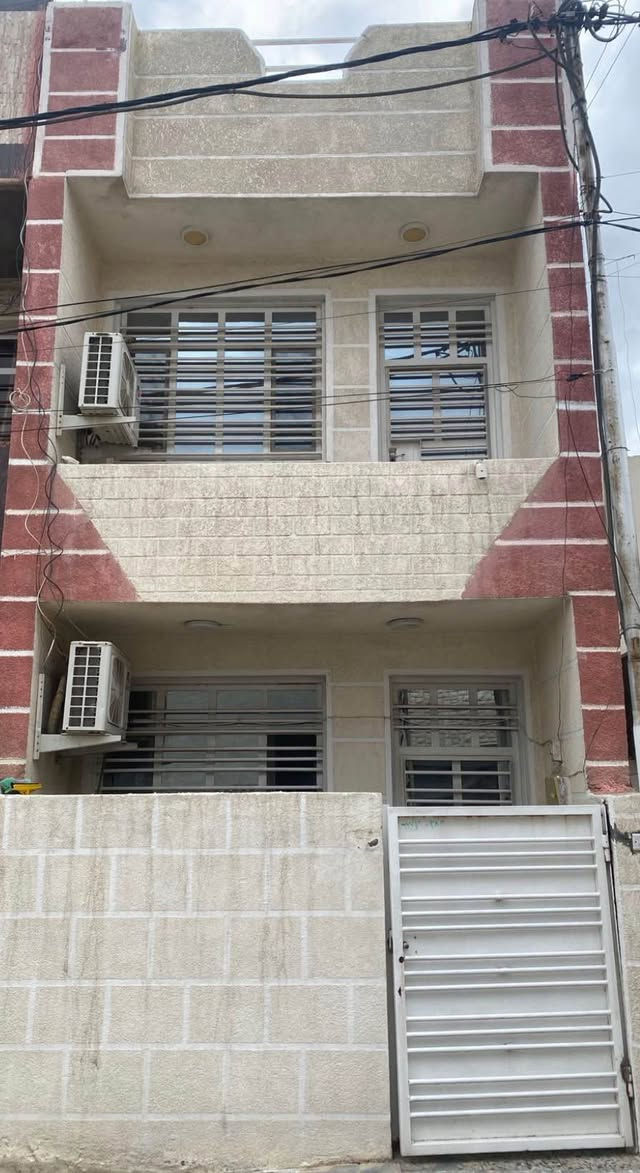 فرصة ذهبية للبيع في حي الجامعة - بغداد نادرًا ما تنزل بيوت بهالموقع وبهالمواصفات!
إذا تبحث عن بيت بموقع ممتاز، ومساحة مناسبة، ومنطقة مخدومة، فهذا البيت يستحق المشاهدة
الموقع: بغداد - حب الجامعة - محلة 633
شارع 66
منطقة مخدومة وقريبة من الأسواق والمدارس والخدمات
تفاصيل العقار:
المساحة: 50 متر
غرفتين نوم
صالة
مطبخ
حمام
منور
الواجهة: 4 متر
النزلة: 12.5 متر
تلتردد امعلومات او صور للبيت اتصلو على الرقم 0T704053273
جد فيديو كامل عن البيت اتصل على الرقم أعلا اسب للسكن أو للاستثه
وقع ممتاز وقريب من الخدمار
صة حلوة للعائلة الصغيرة أو لمن يبحث عن عقار للاستثه السعر: على الخاص اما السعر المكتوب فهو تقريبي السعر على الخاص
البيع فقطر أو تحديد موعد للمعاينة، راسلني خاص
وأولوية البيع لصاحب النصيب. ورب العالمين يسهل صور موجودة، والمعاينة خير دلير تتردد، يمكن هذا البيت هو اللي تبحث عنا
حي الجامعة بغداد بيت للبيع عقار للبيع عقارات بغداد بيت 50 متر استثمار عقار
*********** بغداد, العراق
