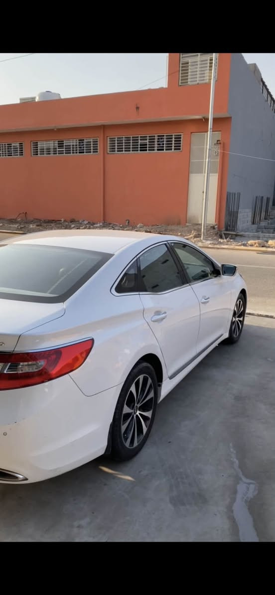 سلام عليكم
ازيره موديل ١٣
كلين بيها ٣ملاحضات 
السعر ١٠٠وبيها مجال  للتواصل علئ الرقم التالي 
***********
