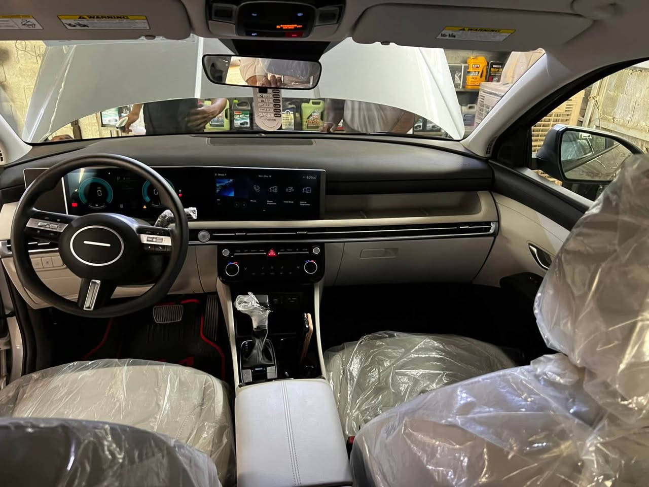 توسان فئة SEL  موديل  Hyundai Tucson 2025 
وارد أمريكي صور الحادث مرفقة بلمنشور 
بدون ايرباك 
ماشيه 7  آلاف فقط حقيقي 
تترقم جميع المحافظات 
المواصفات
المحرك

* 2.5 لتر 4 سلندر
* 187 حصان
* قير أوتوماتيك   

التجهيزات الخارجية

* الويل  18 إنج
* ليتات LED كاملة
* مرايا كهربائية مدفأة
* فتح باب بالبصمة
* باب خلفي كهربائي Smart Liftgate

الداخلية

* شاشة 12.3 إنج
* شاحن لاسلكي
* تشغيل بصمة
* مقعد السائق كهربائي 
* مقاعد أمامية مدفأة
* تكييف أوتوماتيك مزدوج
* USB-C خلفي للأهل أو الأطفال  

أنظمة الأمان

* رادار أمامي
* مثبت سرعة ذكي
* تنبيه النقطة العمياء
* المحافظة على المسار
* فرملة طوارئ
* كاميرا خلفية
* تحذير حركة خلفية  
* ***********
