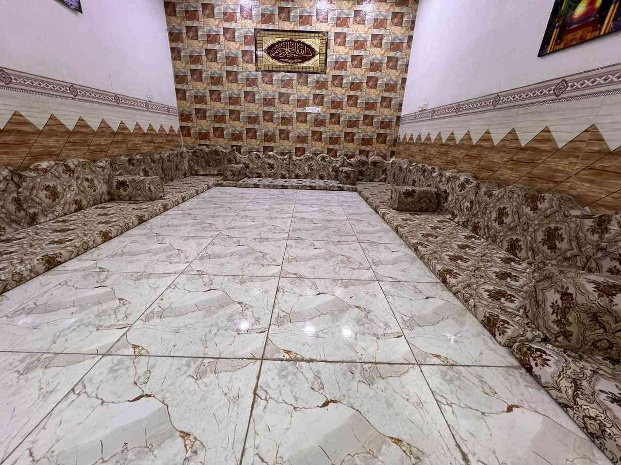 السلام عليكم
ديوان للبيع نضيف جدا 
مع تجوات كامل 
يكفي لمساحه 7 *4 متر
 السعر 450
مكاني بغداد
للتواصل ***********
