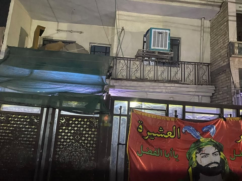 نصف قطعة للبيع 75متر الواجها 7ونص متر بناء مسلح
تحتوي على غرفتين جوة وغرفتين فوك وبلكونه و حوش كبير.  العنوان ام الكبر خلف شارع الضغط 

للاستفسار ***********

