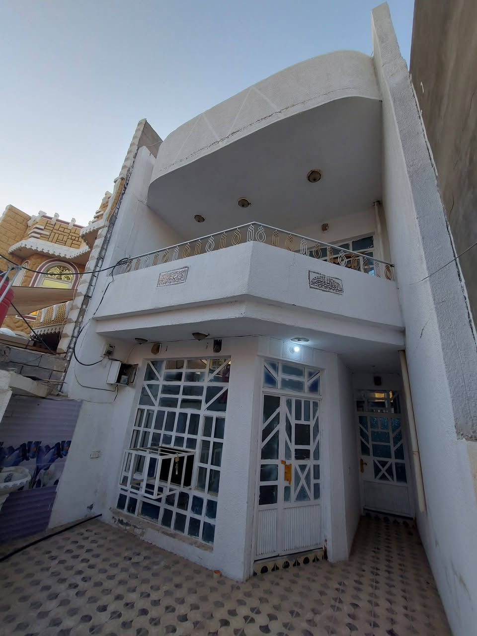 🏘 دار للأيجار ✅️ بعقوبة البحيرة ✅️ بناء حديث ✅️ موقع مميز ✅️ خلف البشير مول 
🏘 ايجار الدار [[ ٤٠٠ ]] قابل للتفاوض 
🔺️ مساحة ( ١٠٠ ) متر 
🏚 طابق الأول : ستقبال ✅️ صالة كبيرة ✅️ مطبخ ✅️ مجموعة صحيات ✅️ مناور ( ٢ ) ✅️ كراج سيارة 
🏘 طابق ثاني ( ٢ ) غرفة نوم ✅️ صالة  ✅️ بيتونة ✅️ مع سطحين
للاستفسار مع مكتب نجاح العميري للعقار ☎️
 موقع المكتب ⬅️ مدخل العزات مجاور اسواق نوتيلا الغذائية 🛒 او التواصل على الماسنجر او الواتساب على الرقم *********** 📞📞
