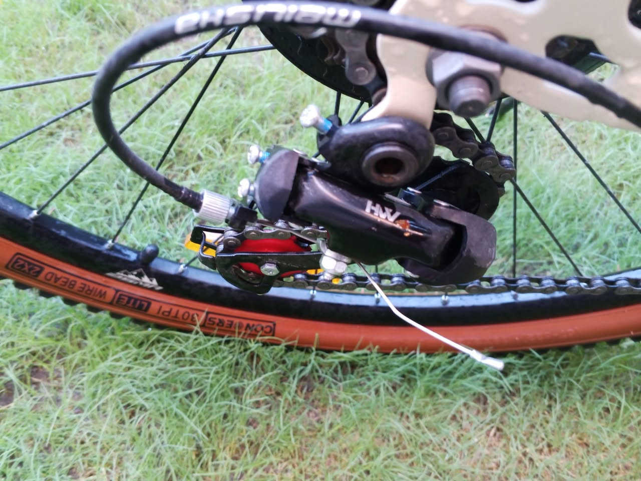 هذا البايسكل من علامة DSMA التجارية، وهي دراجة جبلية (Mountain Bike / MTB) موديل MT-316.
‏المواصفات الفنية الموضحة في الصور:
‏الماركة والموديل: DSMA - موديل MT-316.
‏النوع: دراجة جبلية (Mountain Bike).
‏الهيكل (Frame): ألومنيوم باللون الأوف وايت/البيج، مع تصميم ديناميكي (Dynamic Structure).
‏نظام التروس (السرعات): ناقل حركة (ديلر) خلفي وأمامي تجاري/اقتصادي ماركة HW، بنظام سرعات متعدد (غالباً 21 سرعة: 3 أطباق أمامية × 7 تروس خلفية).
‏المكابح (البريكات): ديسك بريك ميكانيكي (Mechanical Disc Brakes) خلفي وأمامي.
‏المساعدات (Suspension): مساعد أمامي (Front Fork) لامتصاص الصدمات في الطرق الوعرة.
‏الإطارات: إطارات رياضية بحواف بنية (Tan Wall) ومقاس   29 إنش.
‏الملحقات والمميزات الإضافية:
‏
‏مقود (ستيرن) ملون بألوان نيون رياضية (Rainbow/Anodized).
‏ساند جانبي (جك).
‏
‏غير مستعمل 
‏مكاني شهداء البياع 
‏***********
‏
‏سعر 210 وبي مجال 
هذا البايسكل من علامة DSMA التجارية، وهي دراجة جبلية (Mountain Bike / MTB) موديل MT-316.
