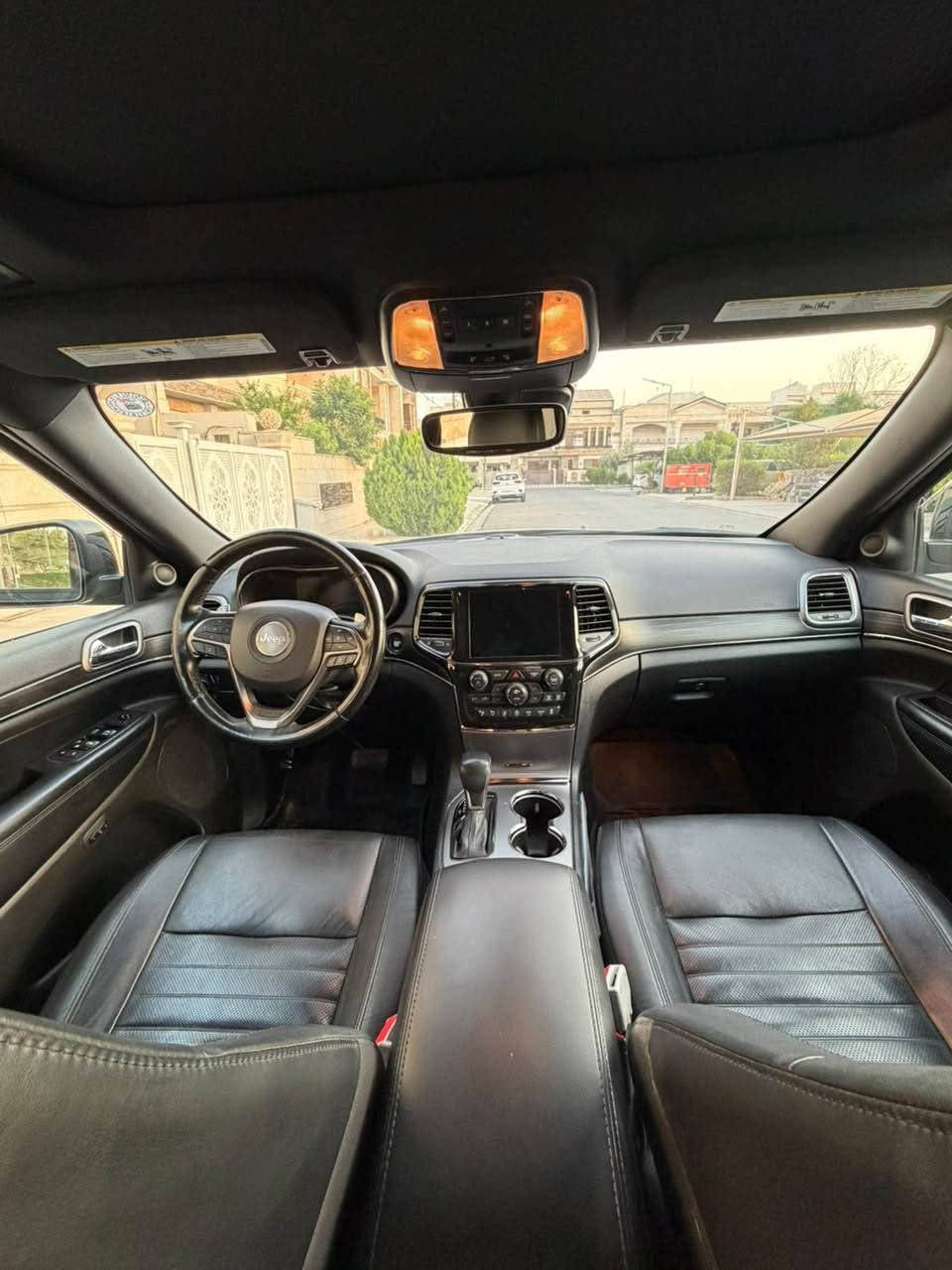 Jeep grand cherokee X limited 
قەپات مواسەفاتە مۆدیل ٢٠٢١ کوشین خەزن و سارد و گەرمە  ئاوێنە ئیتەر و دەبل ئەکسلە ٣٦٠ رادارە و تۆپەی راداریشی هەیە یانی قەپات قەپات مواسەفاتە سەیارەکە کلینە بی قەپ و قۆپ و شوخر هەمووی بە شەرت و ٨٠مایل رۆشتیە  هەموو شتی بیلادیە و سەنەوی و هەموو شتیشی نوێیە داوای ٢٩٠ی لێدەکەم
*********** أربيل, العراق
