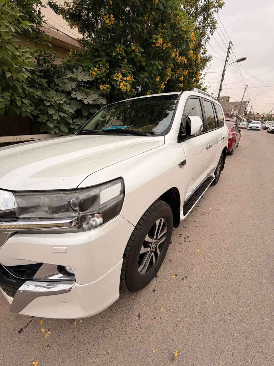 السلام عليكم 
للبيع لاندكروز 2017 
فئة GXR سبشل ادشن 
رقم بغداد تحويل مباشر 
كير محرك كفاله
تبريد كفاله 
صدر جديد 
مكينه V8
تخم تاير جديد 
مواصفات معروفه 
بيها جاملغ خلفي صبغ وحافة البنيد صبغ 
السعر 465 وبيها مجال 
مكاني بغداد حي الجهاد 
***********
***********
