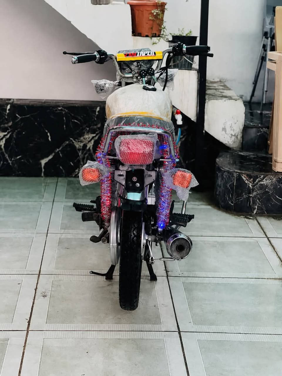 🏍️ دراجةساڤين 5 گیر (نامي برو) موديل2020
دراجة جديدة (لوك)، تشبه الزيرو وماشية شي قليل كلش. كل شي بيها بشرط الفحص وعلى بلادها.

🛠️ المواصفات والشروط:

 المحرك (المكينة): بشرط الفحص (ما مفتوحة نهائياً)، ما تنقص دهن وما بيها أي دخان. مكينة قوية وجديدة.

 الشاصي والبدن: كل النواحي بشرط بلاد، وحتىالسویجات مالتها الأصلية مال بلاد.

 الأوراق: المنيفيست الأصلي مال الشركة موجود وياها.

 الكهربائيات: منظومة الكهرباء كاملة  كله شغال وبشرط الفحص.

 التايرات والبريكات: التايرات اثنينهم جدد، والبريكات مضبوطة كلش وما بيها أي نقص.

💰 السعر والعنوان:

 السعر: 575,000 دينار (خمسية وخمسة وسبعين ألف دينار).

 العنوان: كركوك - الشورجة، قرب مطعم حمه ناصر.📍📍

📞 للاستفسار والشراء:

 رقم الهاتف: ***********

ملاحظة للمشتري: الدراجة على الواقع هي تحچي عن نظافتها ومتانتها، وكل شي بيها ينباع بشرط الفحص والضمان.

🔱🔱🔱🔱🔱🔱🔱🔱🔱🔱🔱🔱

🏍️ ماتۆڕی سیڤان(نامي برو) مۆدێل 2020 

ماتۆرێکی زۆر زۆر تازە و لۆک، هاوشێوەی سفرە و زۆر کەم کاری کردووە. هەموو شتێکی بەشەرتە و لەسەر بیلادی خۆی ماوەتەوە.

🛠️ تایبەتمەندی و مەرجەکانی ماتۆڕەکە:

 مەکینە (بزوێنەر): بەشەرت،  (نەکراوەتەوە)، بەبێ سەرفکردنی ڕۆن و بەبێ دووکەڵ (بخار). مەکینەی توند و لۆکە.

 شاسی و بەدەنه: هەموو لایەکی بەشەرتی بێلادە، تەنانەت سوویچەکانیشی بێلادین.

مەنەفێسی شەریکەیی خۆی لەگەڵ دایە

 سیستەمی کارەبا:، کارەباییات بەشەرت و بێ کێشەن.

 تایە و برێک: هەردوو تایەی لۆکن و برێکەکانی زۆر مەزبوت و بێ کێشەن.

💰 نرخ و ناونیشان:

 نرخ: 575, دینار (پێنج سەد و حەفتا و پێنج هەزار)

ناو نیشان شۆرجە نزیک چێشت خانەیی حمە ناسر📍📍

📞 بۆ پەیوەندی و کڕین:

 ژمارە تەلەفۆن:***********

تێبینی بۆ کڕیار:ماتۆڕەکە لە کاتی بینیندا خۆی شاهیدی پاكی و توندوتۆڵی خۆی دەدات، هەموو شتێکی بە شەرت دەدرێت.
