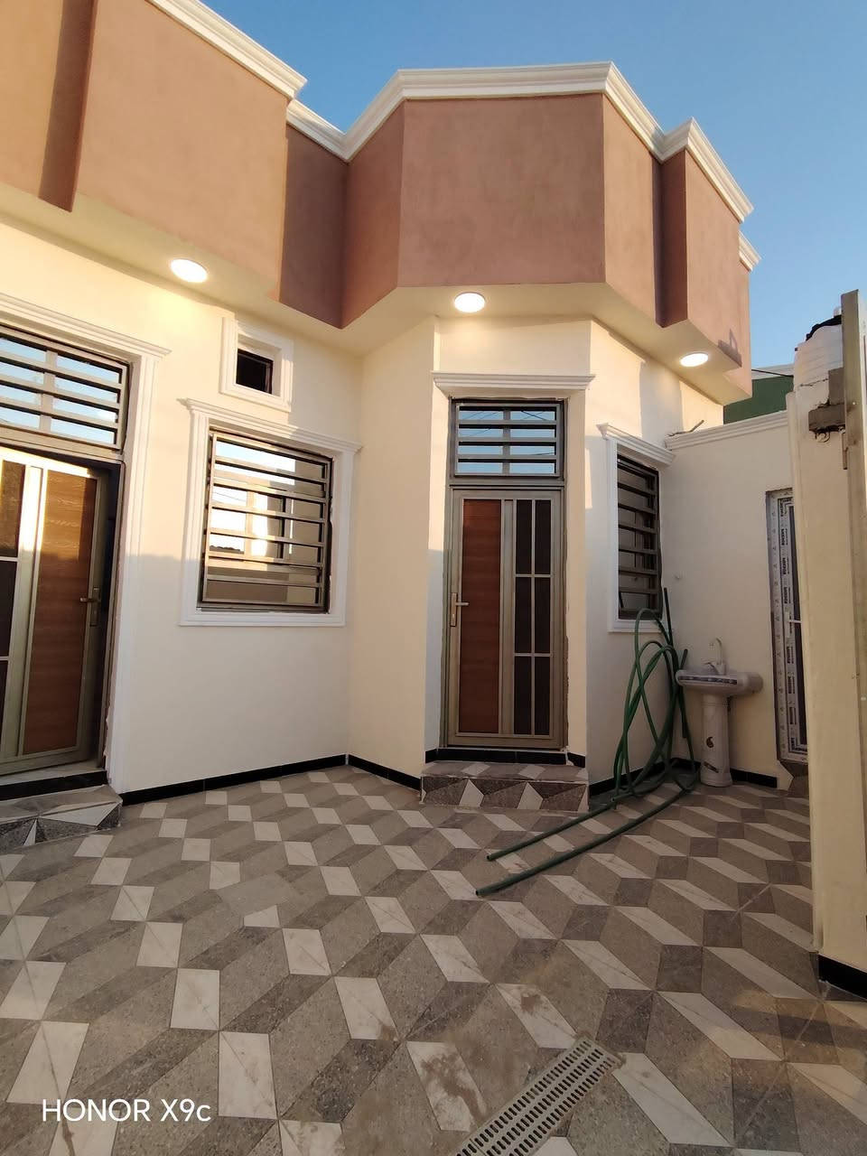 دارين للبيع بمساحه135🏠🏠
العنوان: البصره شط العرب جزيره منطقه زين العابدين
يحتوى علـّۓ  كل دار
غرفتين منام٢
أسقبال. صاله. مطبخ
صحيات داخليه خارجيه
مع كافه الخدمات متوفره
الموقع مميز وقريب لشارع العام الرئيسي الاربع سايدات
نوع طابو صرف زراعي بأسم عراقي
السعر 73مليون وقابل للتفاوض للشراء فقط🌹
للأسفسار📲
***********☎
***********☎
