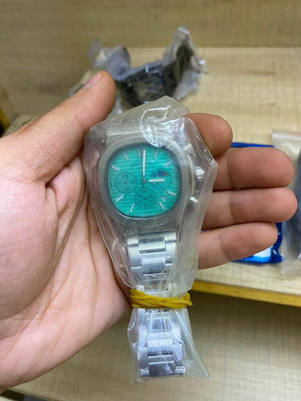 6 قطع ساعات ب50 الف ***********
