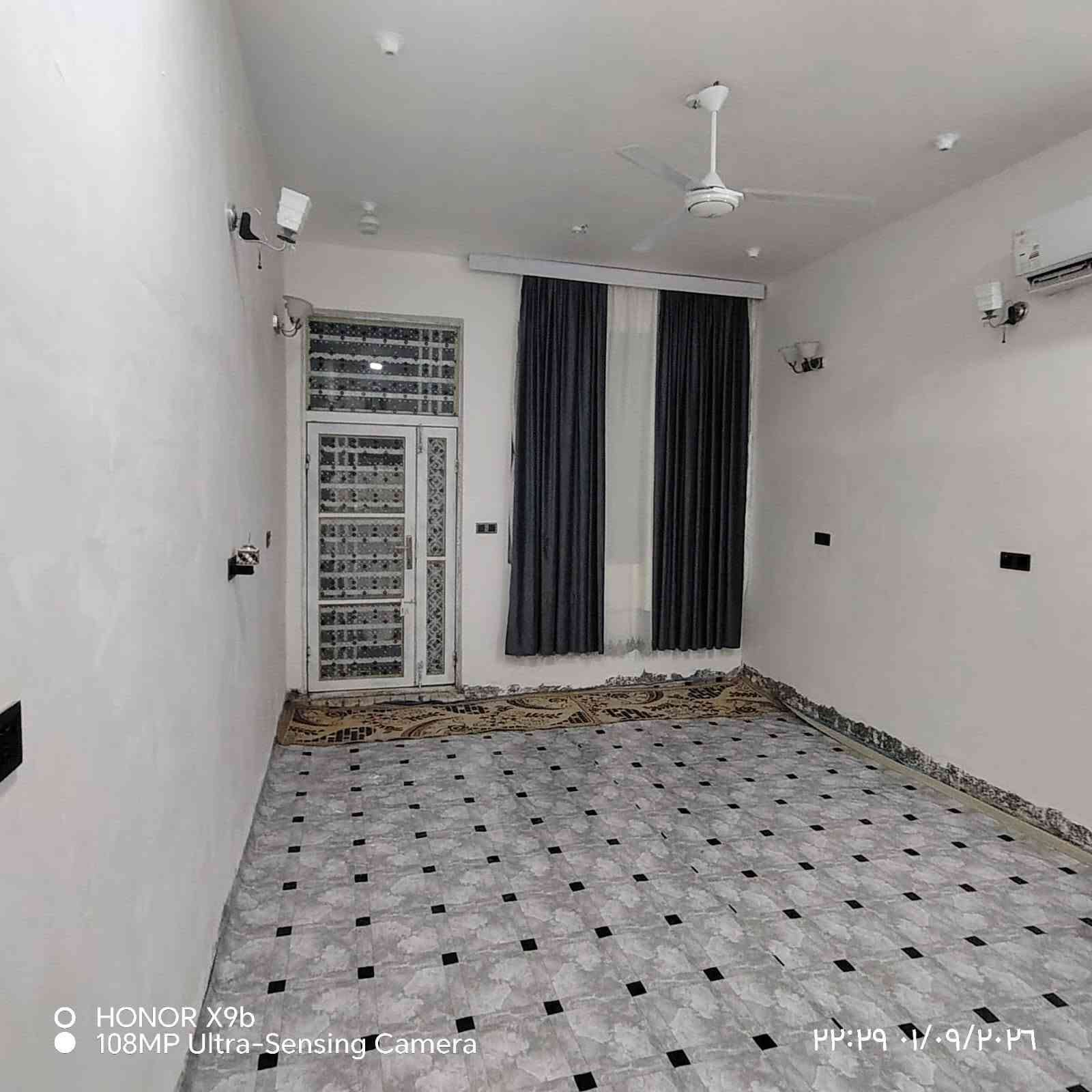 سلام عليكم بيت للبيع تفاصيل
مساحه ٢٢٥ بناء طابوق درجه اولى وسقف صب كونكريت  يحتوي على
 غرفتين وصاله ومطبخ حار بارد
صحيات خارجيه داخليه وديوانية
السعر ١٣٠ وقابل للتفاوض العنوان شارع ال صحن
للاستفسار التواصل على الواتساب
(***********)

نص مكتوب في الصور:
- O HONOR X9b 108MP Ultra-Sensing Camera ٢٢:٣١ ٠١/٠٩/٢٠٢٦
- HONOR X9b
- 108MP Ultra-Sensing Camera
- ۲۲:۳۰ ۰۱/۰۹/۲۰۲۶
- ۲۲:۳۹ ۰۱/۰۹/۲۰۲۶
- O HONOR X9b
- ۲۲:۳۸ ۰۱/۰۹/۲۰۲۶
- ٢٢:٢٧ ٠١/٠٩/٢٠٢٦