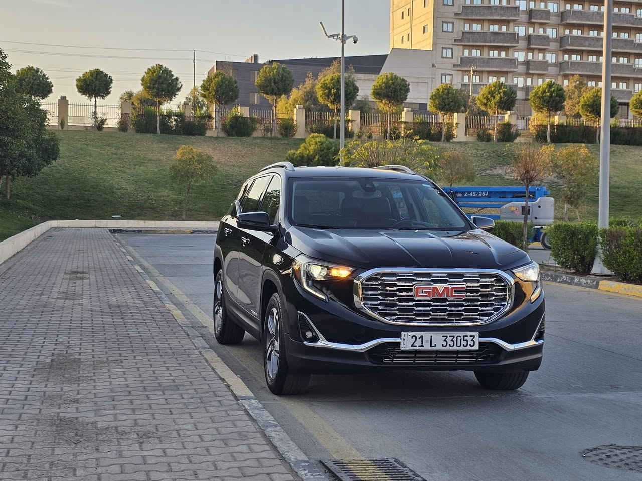 السلام عليكم
معروض للبيع جمسي تيران slt
 فول مواصفات
موديل2021 
تشغیل عن بعد
رقم سلیمانیة بٲسمي. تحويل وكاله مضمون
حادث بسيط بدون دواخل
 صبغ  بس بنید و 
جاملخ خلفی سكن و قباخ جنطة بغ امریكا
فول مواصفات عدا البنوراما
كراسي جلد بلادي وكهرباء وتدفئة ستیرن تدفئة
شاشه كبيره وكاربلاي 
سماعات بوز
تحديد مسار ورادار امامي و اوتو ستوب 
جنطة كهرباء و ذكیة
السياره بدون اي نقص ولا كلوب مشتغل بالعدادات
السعر 155 وبيها مجال بسيط للشراي 
مکان :سلیمانیة
***********
