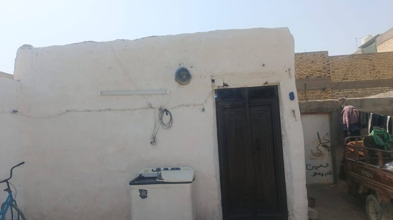 بيت بلدية للبيع معاملة كاملة مقيم ٦٥ مليون مساحة ٢٠٠ متر بناد فقط غرفة وصالة ومطبخ وتخاريج يباع عرصة سعر ٢٩ مليون نداء شارع ٢٠ المكاتب قرب جامع ام البنين مكلف بالنشر تواصل ***********
