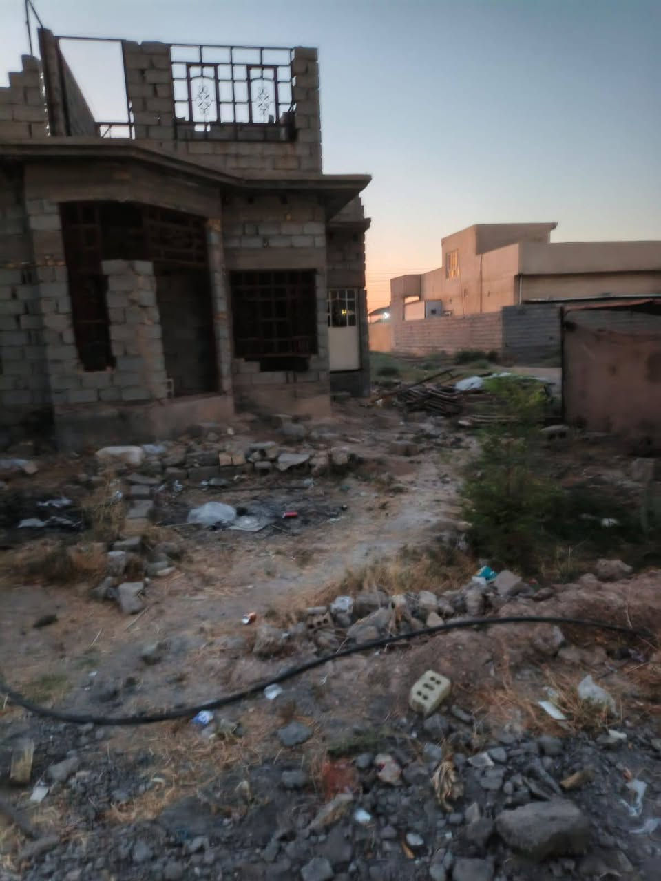 هيكل +قطعت ارض مساحت القطعة 250 متر ومساحت الهيكل 250 متر
مكان ديالى حي الاكراد خلف بانزيخات عين اشمس
المنطقة مخدومة مي كهرباء مجاري تبليط نت جاهزة جنس الارض طابو صرف مال ورثة وكلهم جاهزين للتنازل 
سعر 80 وبيهن مجال 
*********** واتساب
