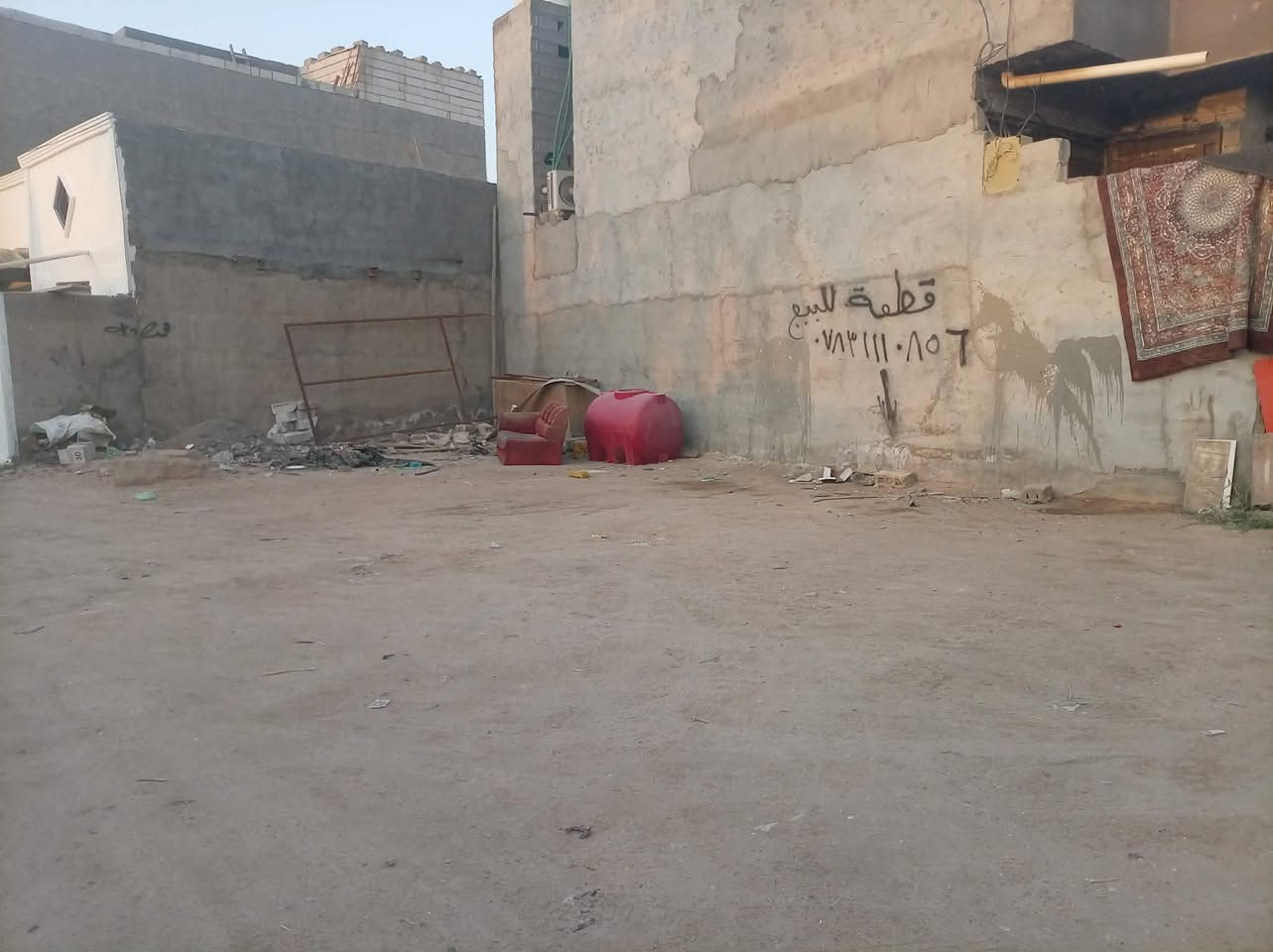 السلام عليكم للبيع قطعه أرض مساحه 130 متر سند 25 تحويل بسم المشتري ثاني يوم تصلح حسينيه لخدمة الزوار أو سكن قطعه مدفونه وكامله وخدمات كامله ماء كهرباء مولده ذهبي مجاري السعر 30 وبيه مجال / الرقم للاستفسار ***********
