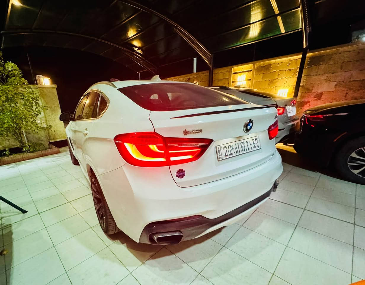 السلام عليكم 

للبيع 
BMW F16 
x6 m50 i  2015
8 سلندر n63 الحديث
480 حصان 
تسارع من 0-100  4.5 ثانية 
خليجية شركة العروش
السيارة m اصل حتى الشاشة m والعدادات و الابواب والستيرن وكل شي بيها m 
اعلى مواصفات :
دفع رباعي
4 كاميرات 
3 شاشات 
الابواب والصندوق شفط
لايت لد داينمك 
كل السيارة جوبلس
تدفئة و تبريد بالمقاعد + مساج
ثلاجة داخلية 
بردات
فتحة سقف
dvd 📀 امام وخلف + سي دي جنجر + aux هارد داخلي 
ستيرن كهرباء 
دخول ذكي
خاصية التحدث مع السيارة + تسجيل الصوت
سايد بريك كهرباء + اوتو هولد
نظام المنحدرات
4 وضعيات قيادة + وضع الاقتصادي
مرايا شفط معتمة 
داخل جلد لونين + سقف اسود 
نظام صوتي Harmen/Kardon
كزوزات صالنصة رياضية m بلاد 
ماسحات اوتو 
مواصفات كثيرة لم اذكرها
السيارة بوضع جيد جدا ولا تحتاج اي صيانة ولا يوجد اي خلل او مسج
محرك جديد 
صدر كامل جديد  اصلي+ مشط ستيرن جديد 
كمبريسر تبريد جديد اصلي غير مستخدم مع الملحقات 
السيارة شخصياً صارف عليها 55 ورقة
كل شغلها يم اسطه عمار بديالى 
رقم جديد وسنوية بأسمي وهزة جديدة 
السعر 265 

السونار مرفق 
مكان السيارة بابل
***********
