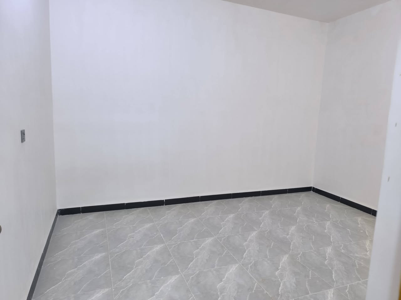 المساحه 110 متر  مناسب بناء ممتاز ودرجه أولئ 
💰 السعر:45مليون (قابل للتفاوض)
🏗️ البناء: طابوق  جمهوري
🏠 الأساس والسقف: صب كونكريت مركزي 

مواصفات البيت:
✅ غرفة نوم 1 🛏️
✅ أستقبال 
✅ صالة 🛋️
✅ مطبخ 🍽️
✅ صحيات 🚿

الخدمات المتوفرة:
🔹 ماء 💧
🔹 كهرباء ⚡
🔹 شوارع مبلطة 14 متر  🚗
🔹 مدارس قريبة 🏫
🔹أنترنيت ضوئي 
🔹 خط مولده 
📍 الموقع: النجف – حي ميسان، شارع الزوار 
قرب شارع 60 
📜 طابو زراعي (إقرار محكمة)

📞 للتواصل: ***********
