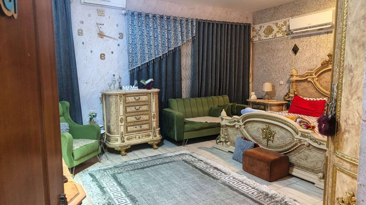سلام عليكم بيت بلاربع شوارع حي الاساتذه قرب صالون امال المربع الذهبي مساحه 200متر طابق الاول طابوق غرفتين جوه صاله دوانيه  مطبخ وصحيات حديقه مناور عدد2 الطابق الثاني نص طابوق ونص ثرمستون يتكون من غرف عدد3 ومطبخ وصحيات ومخزن بطابق الثالث سنه البناء 2012الطابق الثاني 2019 سعر البيت 390
***********
***********
