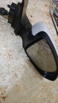 مراية جانبية • بيها مجال • ابيض