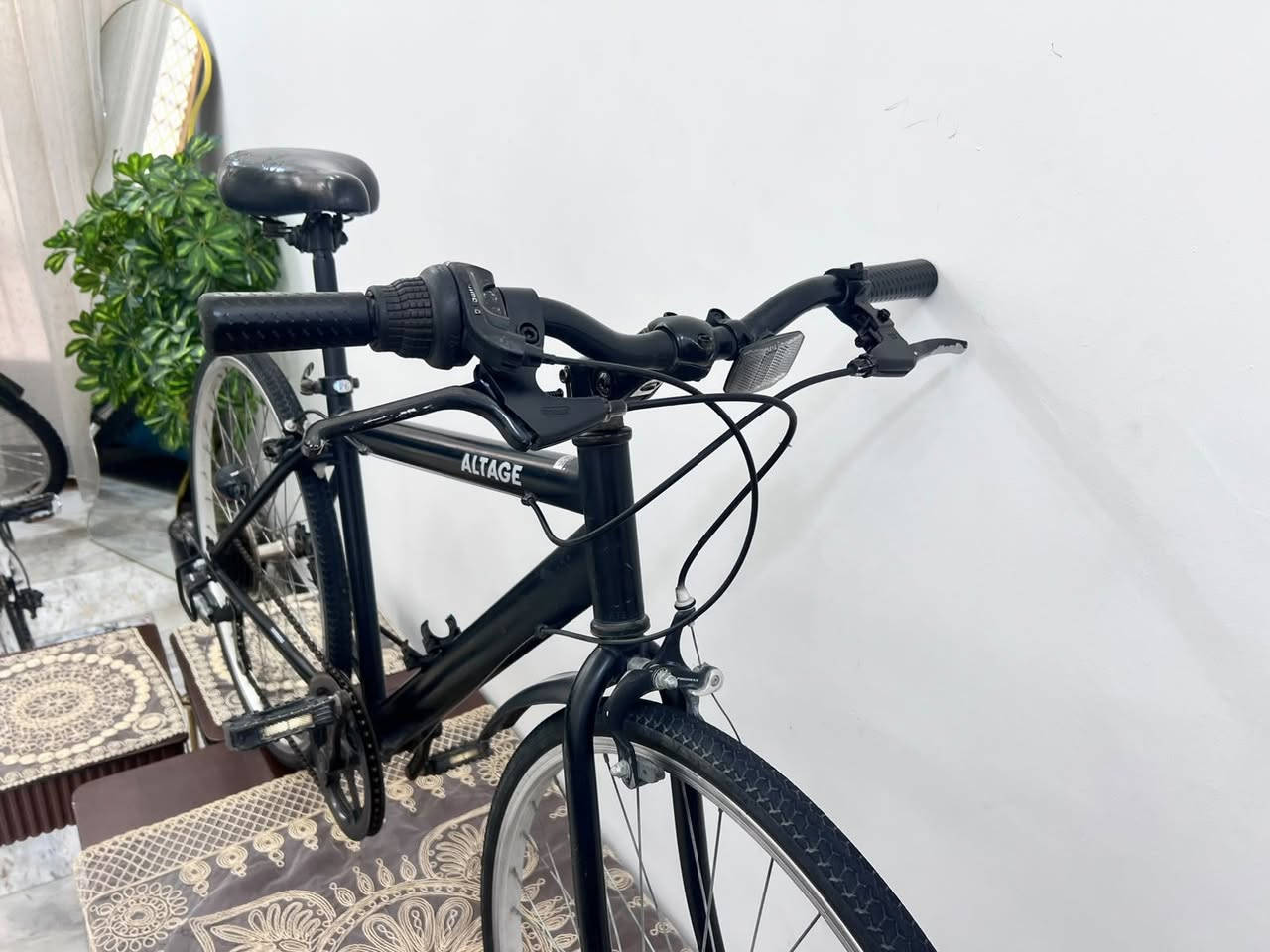 للبيع دراجة ياباني بالة هجين / هجين للمدينة (Cross Bike / Hybrid Commuter Bike).

​الماركة: ALTAGE (مكتوبة بشكل واضح على الهيكل/الشاسي). 

​ حجم القياس (Size)

​حجم العجلات (الإطارات): 700C (أو ما يعادل 28 / 27 إنش ناعم)، وهو القياس المخصص للدراجات الهجين ودراجات المدينة السريعة. 

​حجم الهيكل (Frame): المنيوم يناسب الأشخاص بطول 165 سم إلى 180 سم تقريباً.  كير وعكرب شامونا وبريكات دسكات اصلية شغالة ابلادي 
السعر 115وبي مجال بسيط مكاني بغداد تلفون ***********
