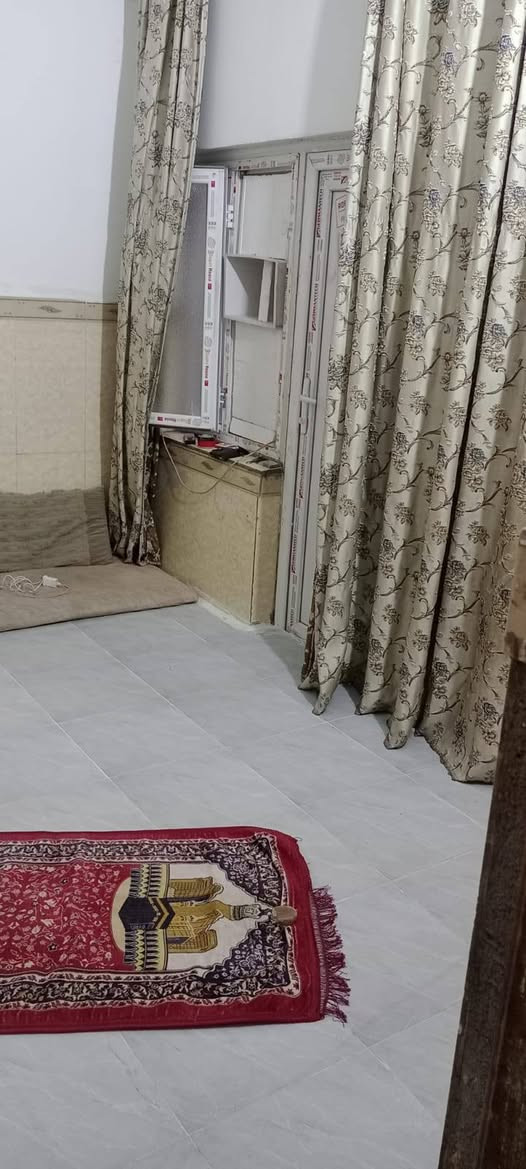 السلام عليكم دار ١٠٠ في حي الوفاء قرب سوك هرج خلف شارع الصب  غرفه وصاله واستقبال ومطبخ ومجموعه صحيات
السعر ١٠٠ وبيه مجال 
للاستفسار مكتب بركات ام البنين ***********
