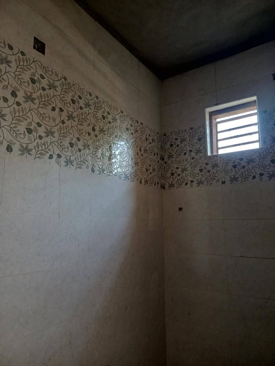 دار للبيع المساحه 100متر10×10طابوصرف المكان ام الهوى الجديده التوزيعرالجديدحي الصحه شارع الملعب الخماسي يبعدعن الشارع العام 100متر ينباع بلنقد وبلمده تدفع نص ولنص الثاني بلمده  البيت مثل ماموضح بلصوره  لاستفسارولاتصال على الرقم ***********
