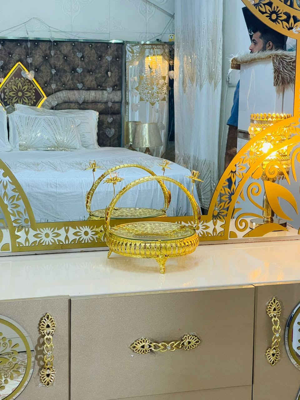 السلام عليكم عندي غرفه التركيه عارضه للبيع  نظيفه كلش متكونه من عشر قطع مع دوشگ اصلي قفله من اخير ب مليون رقم هاتف ***********   عنوان بغداد الحسينيه مسقط
