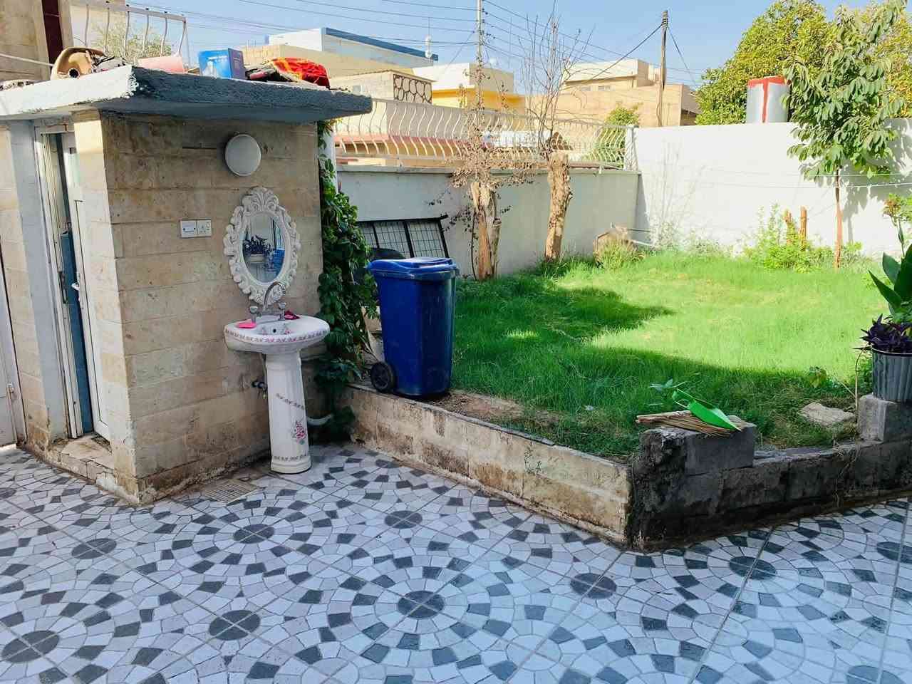 عندي بيت مساحته ٢١٤ متر طابقين جبهه ١٢ متر  طابق الأول غرفتين نوم وهول واستقبال ومطبخ وكراج وحديقه وتواليت خارجي واجهة البيت كلها حلان والطابق الثاني ثلاث غرف نوم وهول ومطبخ وخدمات وبيتونه كاشي والسطح كاشي أيضا سند طابو الزهور تحويل مباشر الطابق الأرضي محدث سيراميك وسقوف وأبواب بلاستك   قرب عداديه فاطمه الزهراء حي التاميم السعر 225مليون اتصل *********** أو ***********@

