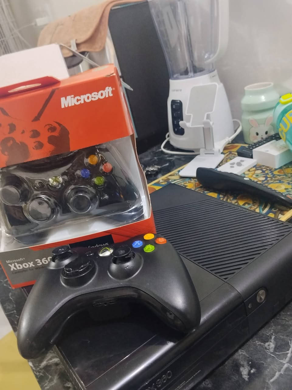 Xbox Super Slim 320 كيكا هارد مع  لعبه وجوستكات 2 اصلي لوك جديدات بلوتوث
وكارتونه نضيفه ومحوله وكيبل HD  السعر 135 وبي مجال الشراي لطيب مكاني بغداد الدوره ***********
