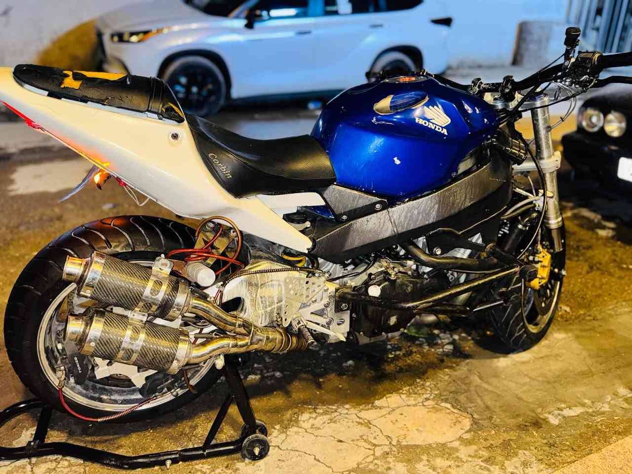 CBR 954 RR دڤل رياضي للبيع مال لعب عليها هدرز ودبل اكزوز وتطواله مال اكزوز كلچات رياضي عنبار بريك امامي برمبو البريك الخلفي 3 فچوج بكره مال لعب اصلي زنجيل 
جديد الدراجه خير من الله بس بيها نضوح ومالحك اسويها الدراجه سعرها مليونين وبيها مجال
 رقمي 
 واتساب فقط ***********
مكاني بغداد الغزالية
