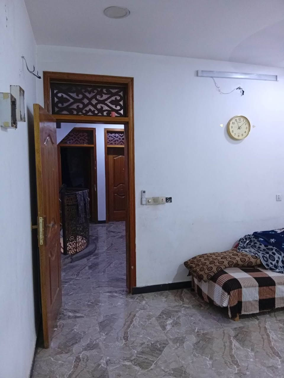 دار 100 متر للبيع - الدورة شارع المستشفى 
واجهة 6.25 -  نزال 16   -  3طوابق 
استقبال - مطبخ - صحيات -4 غرف نوم 
زراعي ملك صرف سند 25  
الموقع : الدورة - شارع مستشفى  الدورة 
للاستفسار  : *********** بغداد, العراق
