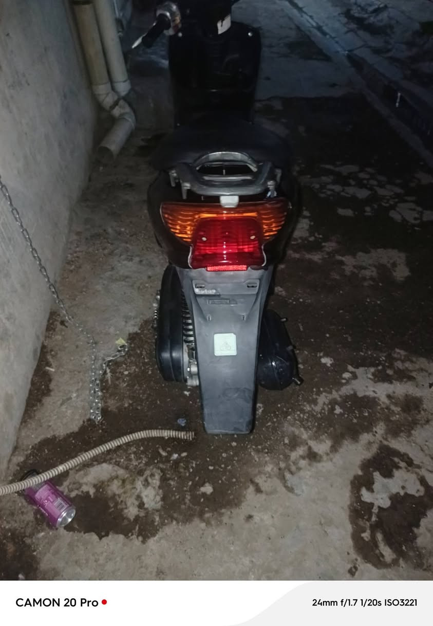 السلام عليكم 
دراجه عصفوريه جديده للبيع 
كفرات تجاريه 
ماكينه بلاديه 
كهربائيات كلها تشتغل 
نقص بس الحوض مالكشن مكسور كيلون موجود 
قفل الستيرن ماكو بس اكو قفل اكسل سعر 400$الف
الرقم ***********

نص مكتوب في الصور:
- CAMON 20 Pro • 24mm f/1.7 1/20s ISO3356
- CAMON 20 Pro • 24mm f/1.7 1/14s ISO7650
- CAMON 20 Pro • 24mm f/1.7 1/20s ISO3221