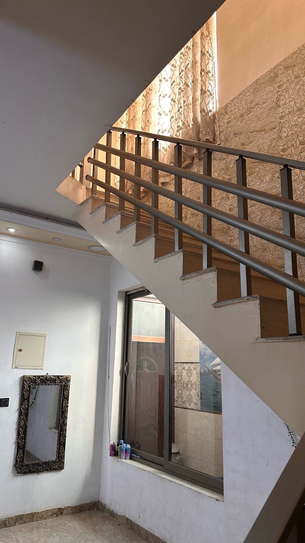 سلام عليكم بيت مساحه 150متر واجه15نزال10 بيت بناء ٢٠٢٠ كامل مكمل من كل النواحي غرفه جوه وحمام وتواليت ومطبخيت حراري ومطبخ ديكور وتواليت خارجيه فوك ثلاث غرف وحمام وتواليت السعر 260 مليون عنوانه ديالى كورنيش ديالى
