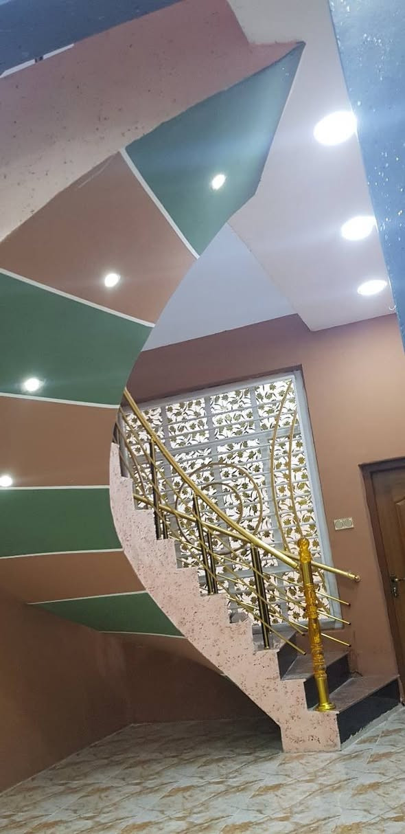 السلام عليكم بنايه للبيع بالسياحي منطقه العتايج مساحته ٢٠٠ متر تبعد عن الشارع العام ٣٥ متر نوع العقار طابو زراعي (صرف )  بإسمي تحتوي الشقه على غرفتين ومطبخ ومجمع صحي وهول وستقبال والطابق الارضي قاعه على طول الشقه السعر ١٠٠ بيه مجال بسيط    ***********
