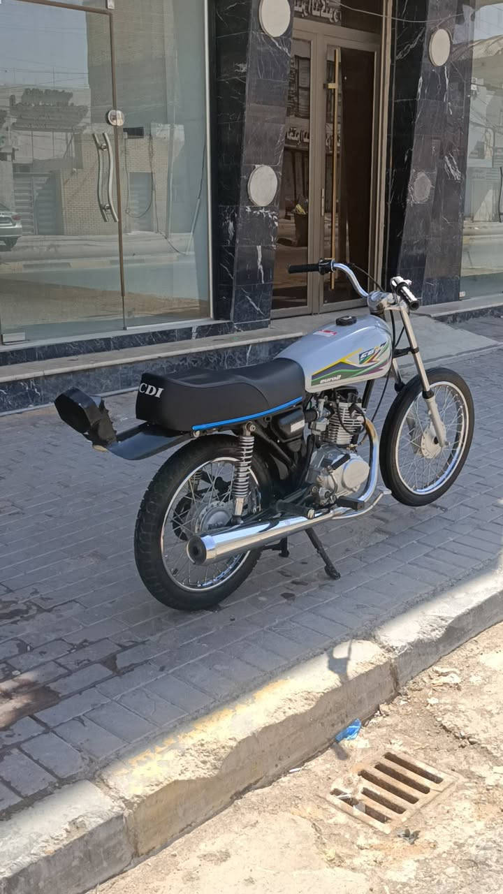 سلام عليكم شباب دراجه للبيع مكينه سيجي نامه شاصي شلامجه بيه رقم ونجوم كلك كلك دراجه مكفوله كفاله عامه درجه بطله تاخذه ربع مذب عليه ودراجه جديده  ستوني شادله كشن وتلنكي اصليات الله شاهد ماكني نجف شراي بيه خير ويدلل وسعر مناسب ***********
