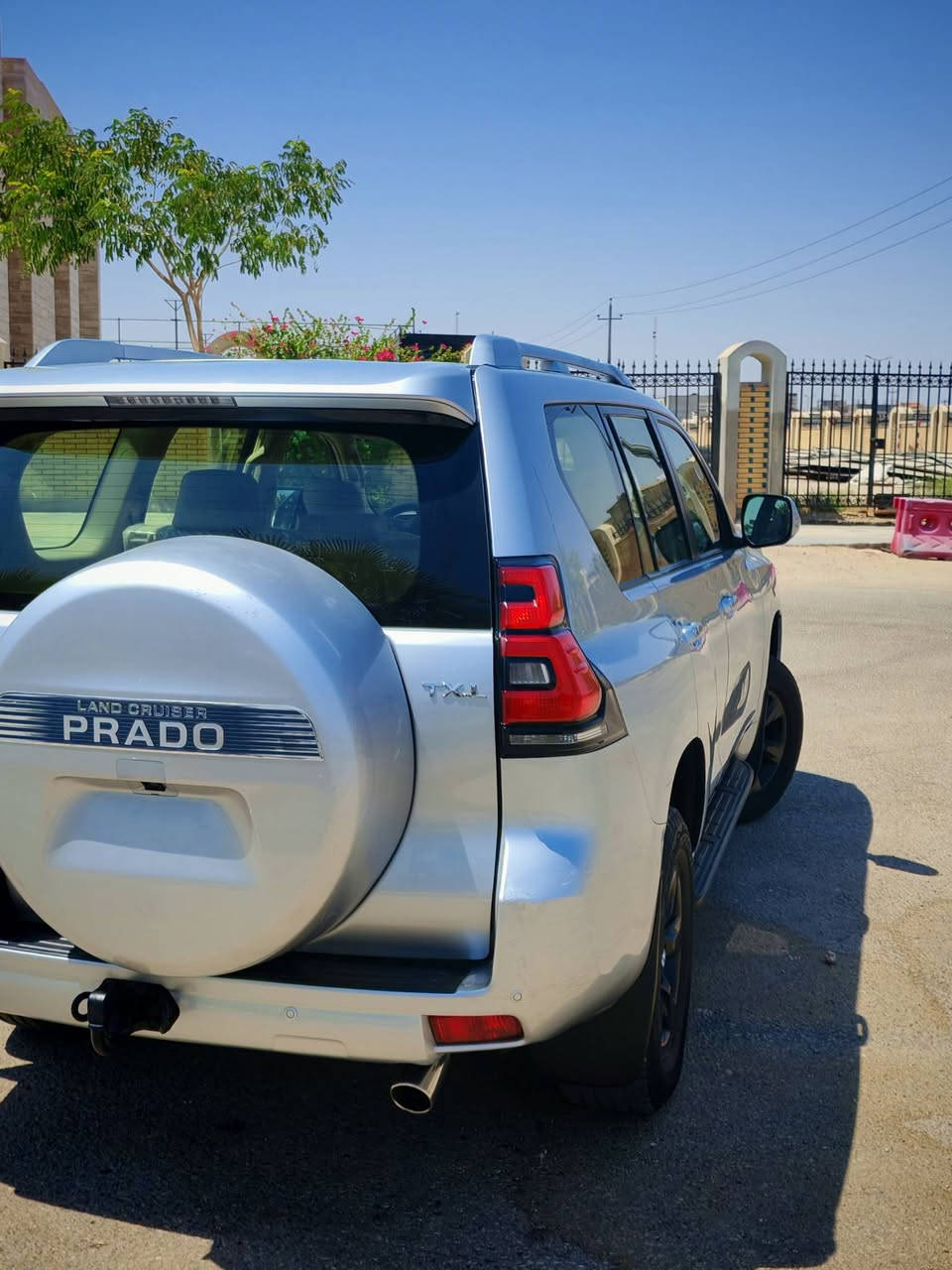 السلام عليكم Land Cruiser Prado 2013 
مواصفات گويتي السيارة جديدة مگفولة بدون صبغ عدا الدعامية الأمامية حداديته جديدة دواخله جديدة تخم تايرات جديد مگينته وگيره بالكارتون السيارة ماشية 105 الاف ثلاجة وسطية زنون امامي حساسات خلفي كامرة خلفية العدة والجك جديدة بالجنطة مامستخدمة مگان السيارة كربلاء المقدسة ب285 وبيه مجال ***********
