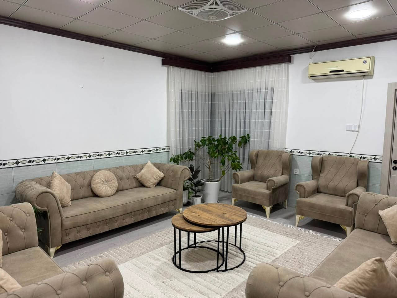تاقمی قەنەفەی ١٠ نەفەری
زۆر تازە و کەم بەکارهاتووە
هیچ دڕاوی و پەڵەیەکی پێوە نیە
لە سلێمانی م
ژ.م// *********** السليمانية, العراق
