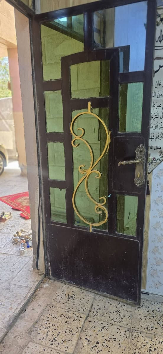 باب المنيوم فضي ب35كامل ويه الجرجوبه لتواصل ***********
باب المنيوم جوزي 50 وياه جرجوبه 
باب خارجي 200كلش نضيف 
وواباقي الابواب ب40
