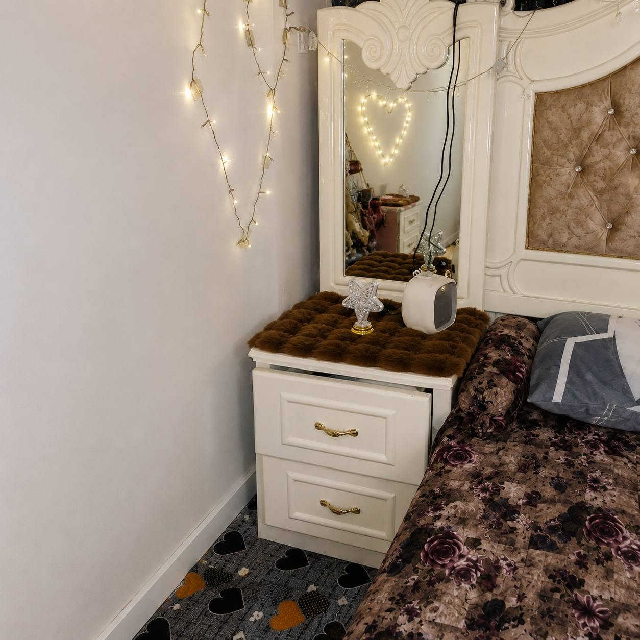 غرفة نوم صاج عراقي للبيع
🛏️ غرفة سكمتها قبل سنه   – تصميم عراقي راقي

✨ اللون: أبيض
✨ مستخدمة لمدة سنة تقريباً
✨ الحالة: جديدة ونظيفة جداً، ما بيها أي شخط أو عيب
✨ التصميم أنيق وفخم

💰 السعر: مليونين و٢٠٠ 
🔸 وبيها مجال للشراي

📍 الموقع: النجف – العسكري، مدارس، شارع الأدلة الجنائية

📩  مراسلة خاص،او واتساب *********** وأهلاً وسهلاً بالجميع.
