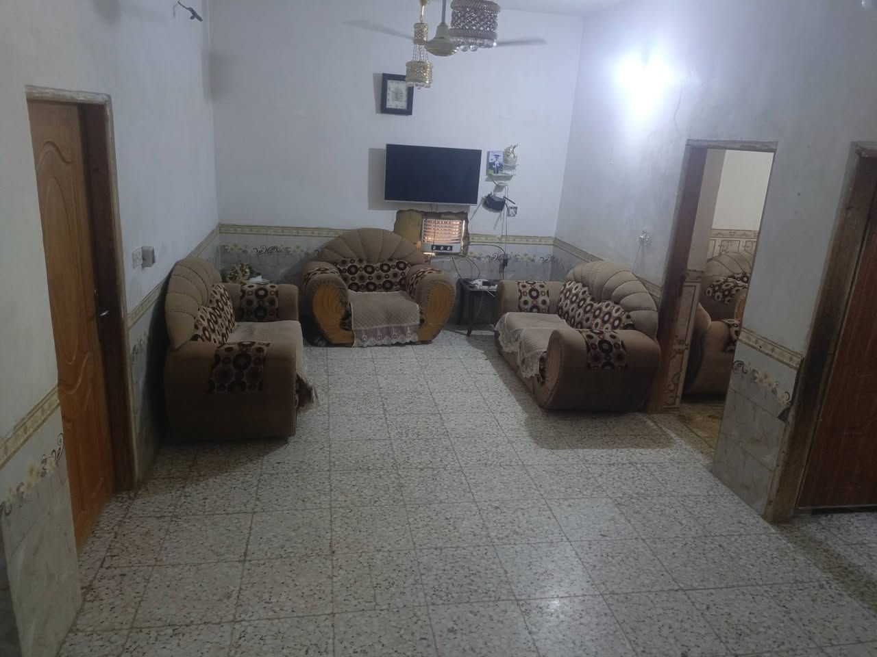 650 متر مع بيت طابو زراعي سند 25
وجه 20 متر 
البناء البيت طابوك 
مساحه البيت 150 متر 
موقع طوريج منطقه الرشيده قرب سيطره رشيده تبعد عن سيطره 400 متر
***********
***********

