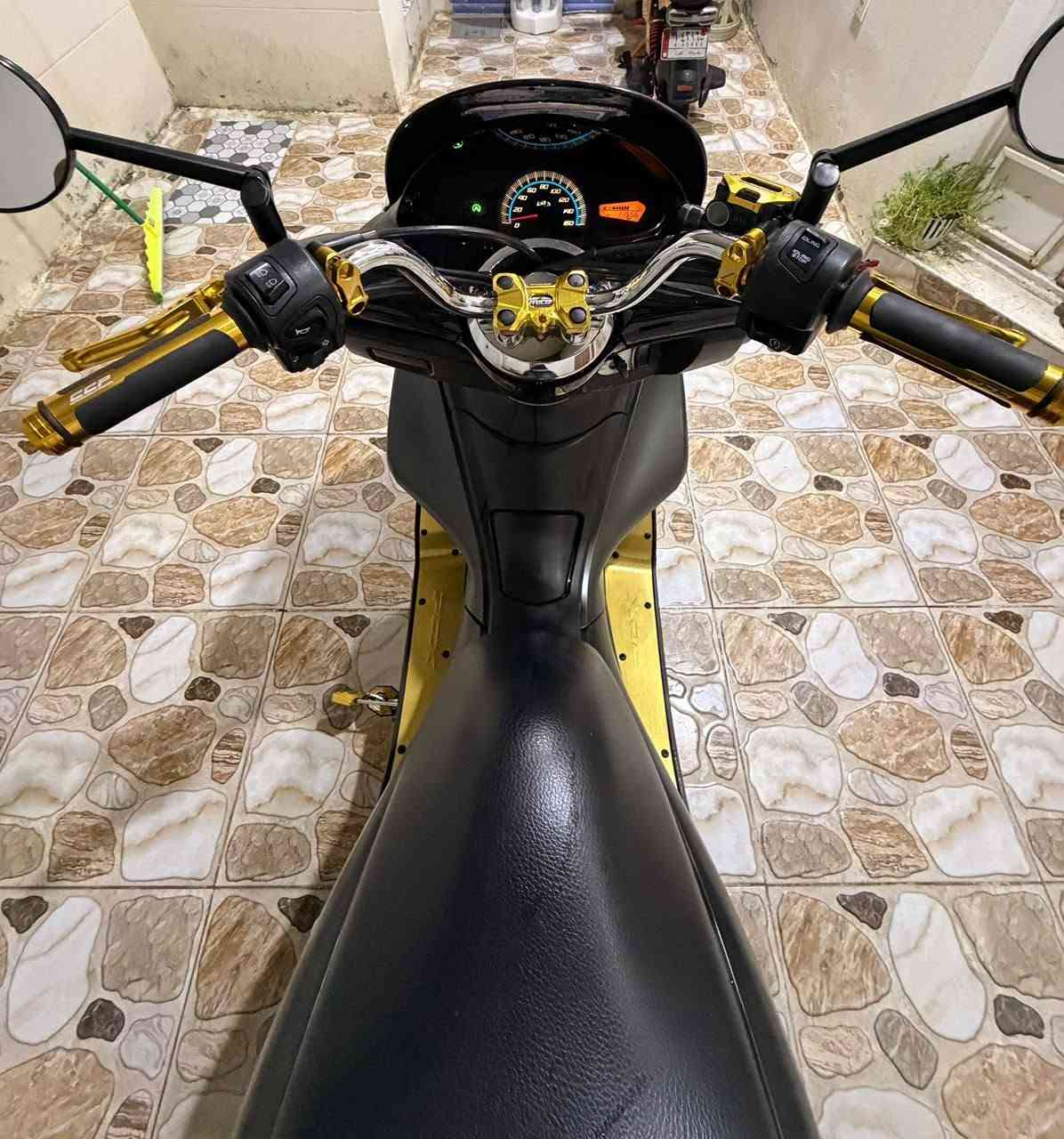 جيل اول PCX رمبه 
تزويد فول اصلي 
مكينه ١٥٠ ياباني
عداد المشي ١١ الف  ونص
الدراجه كله على الابلاد اي نقص مابيه 
السعر اتصل واني بالخدمه
***********
مكانه ديالى بعقوبة
