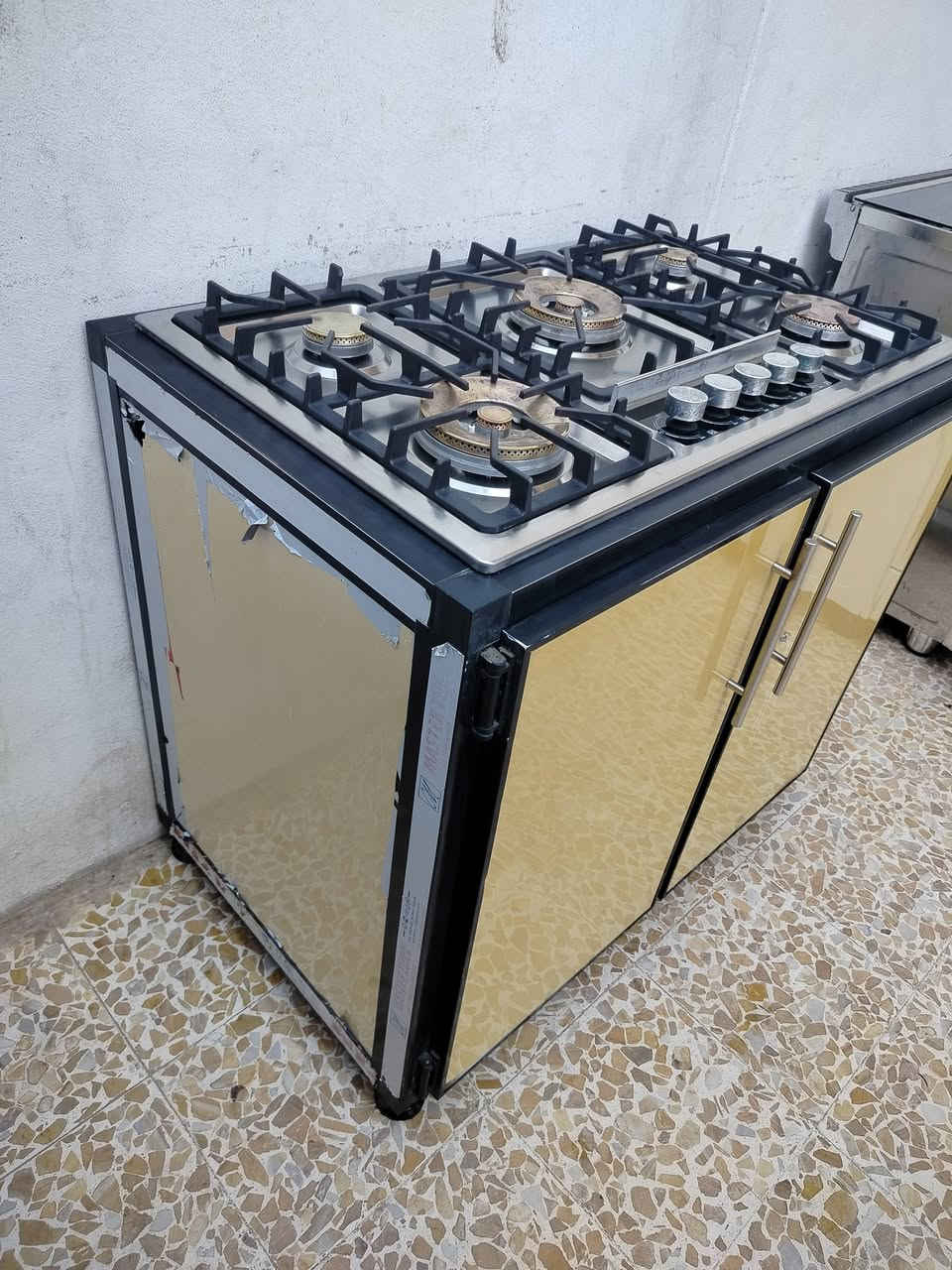 السعر 125 الف قفل🔒
طباخ خمس عيون مع كاونتر شغال شرط كالو شغال العنوان الموصل جانب الايمن رجم حديد 
تواصل عل رقم *********** بي واتساب
