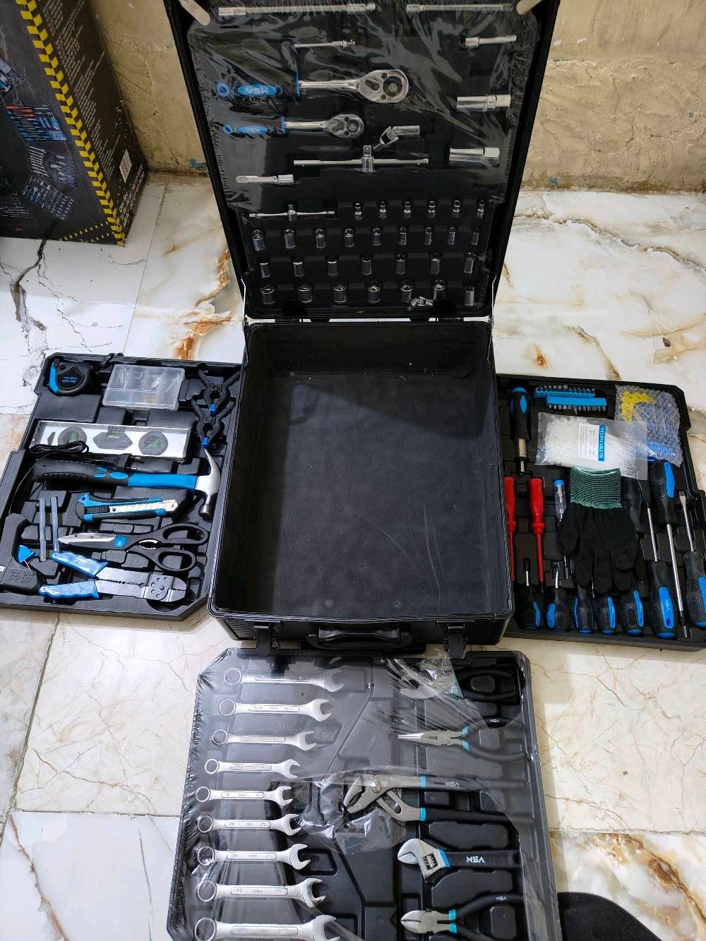 جنطه عده صباين كامله بيه تقريبا 130قطعه هيج