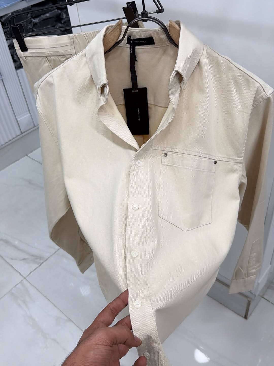 ⁨	علق بـ تم لمعرفة السعر 🤎👋🏼
سوت صيفي بــ 3 الوان 
القياسات m L xl xxl 3xl
طول البنطرون من ١٠٠⁩⁩

نص مكتوب في الصور:
- هوة هذا الصح