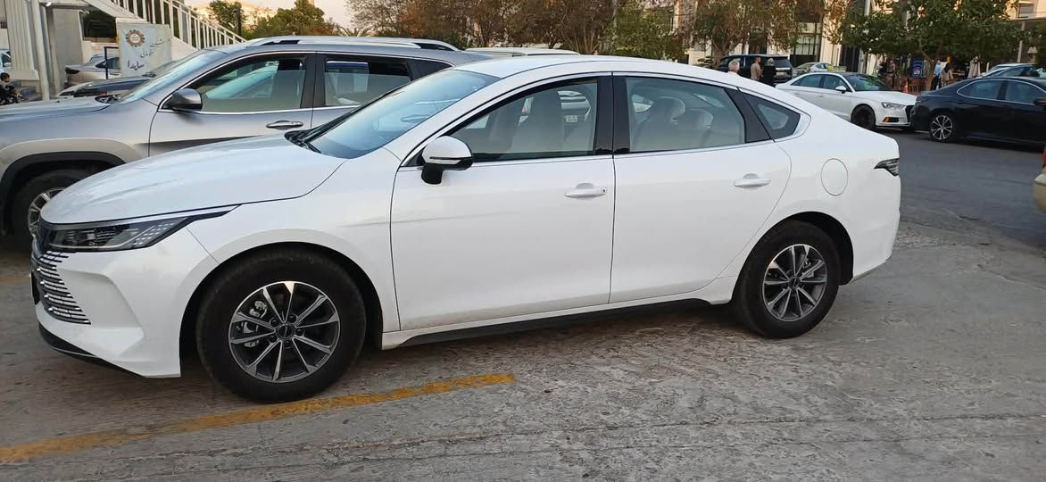 بسم الله الرحمن الرحيم 

BYD ( Destroyer 05 ) DM-i 2025 

سەیارەکە زۆر جوان و بێ موشکیلەیە 4700 کم ڕۆیشتوە ،

ئەشیای خۆی کامل لەگەڵ ماوە بیلادی
بەرگە کوشینی بیلادی لۆ داندرایە بەرگی سوکان ppf ی بەرە دەرگاکان درعی شاشە کامل جاهز 
٢ سویچ و ٢ کارتی بیلادی
گاعیە ی بیلادی
شاشە گەورەیە و بە کارەبایی دەسوڕێ 
لە کاتی بەگ دانان پێت دەڵێ چەند سانتیم ماوە

ئۆتۆ هۆڵد و برێک بەسمەیە
٥٥ کم بە یەك شەحن دەڕوا ت و ١١٢٥ کم بە یەک تانکی بەنزین تانکی ٤٥ لیترە
ویل کڕۆمە
کوشین سپۆڕتە و ناوی سپی و شینە 
سەیارەیەکی زۆر موریح و بە قوەتە
(ماشاء الله )بە دەردی کابرا گۆتی دەرێی تۆپە لاستیقە 😂 

١٤٠ وەرەقە و مەجالەکی برایانە
*********** أربيل, العراق
